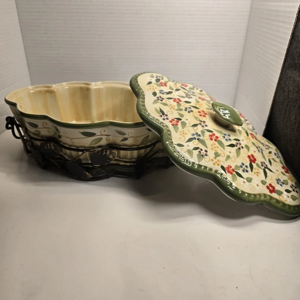 Temptations Floral Scalloped Casserole Dish with Lid & Wire Rack Or Home‎ Decor